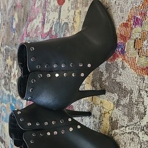 Black bootie heel w silver details